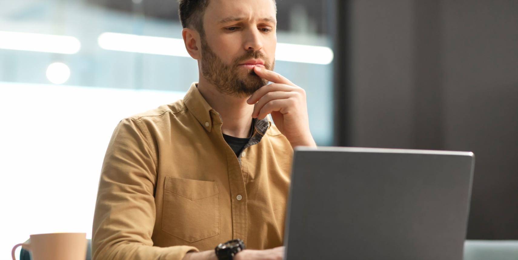 Arbeitsplatz mit Laptop und Notizen für Content-Erstellung